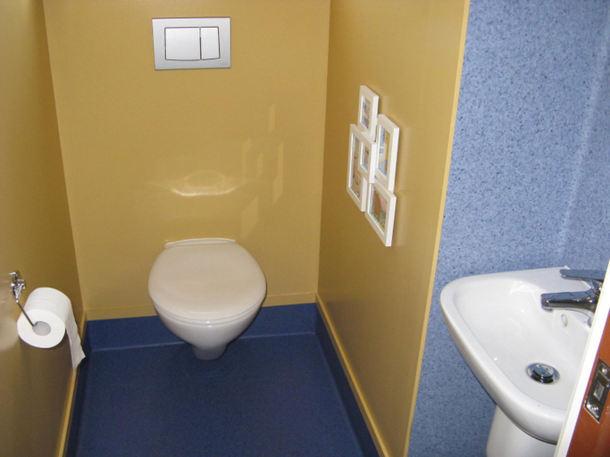Bathroom 5, The Bug Backpackers, Nelson