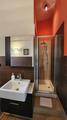 Bathroom 2, Villa Lidi, Syracuse