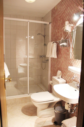 Bedroom 2, Hostellerie au Cygne, Bas-Rhin