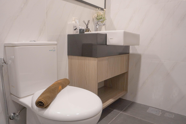 Bathroom, Cozy and Minimalist Studio Room at Ciputra World 2 Apartment By Travelio, Jakarta Selatan