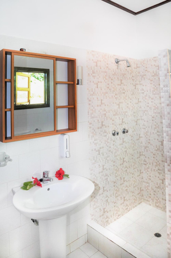 Bathroom 3, Bernique Guesthouse