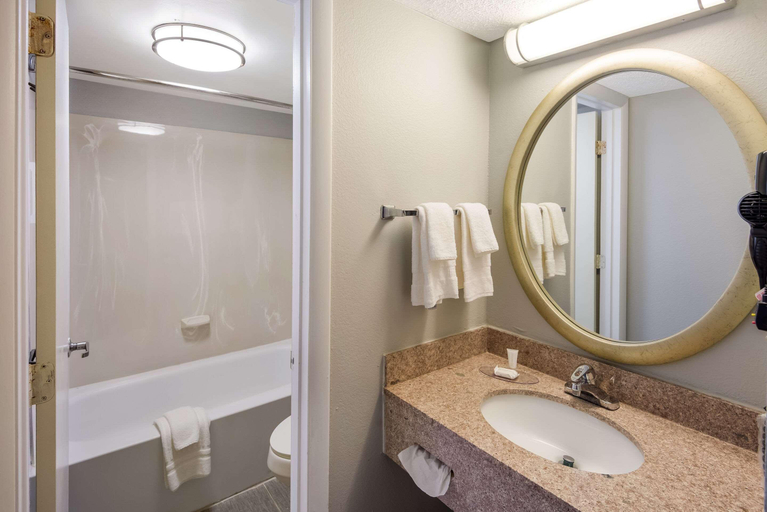 Bathroom 3, Clarion Pointe Indianapolis Northeast, Marion
