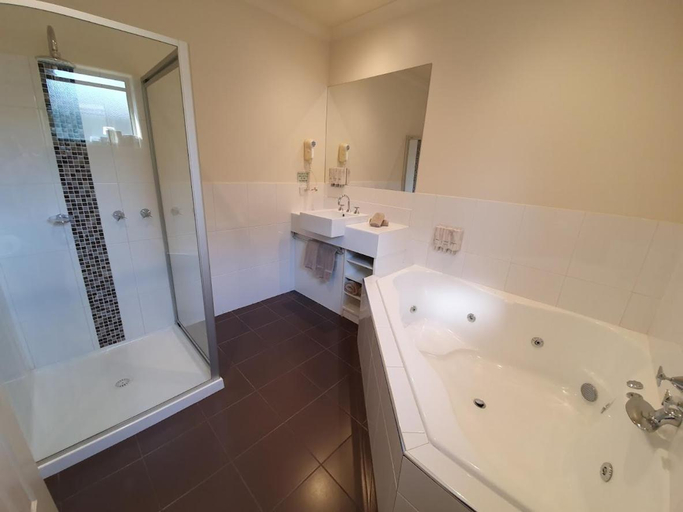 Bathroom 5, Golden Reef Motor Inn, Gr. Bendigo - Inner East