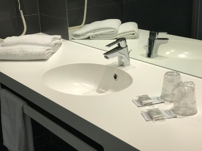 Bathroom 3, Fasthotel Montmarault, Allier