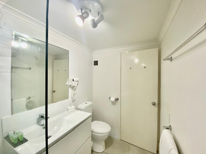 Bathroom 4, Cairns Beach Resort, Cairns