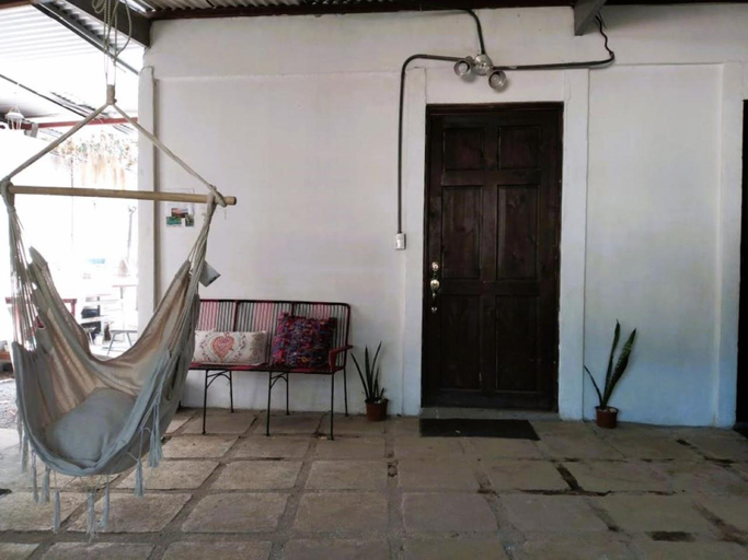Others 4, Hogar tico-estadounidense cerca de aeropuerto, Alajuela