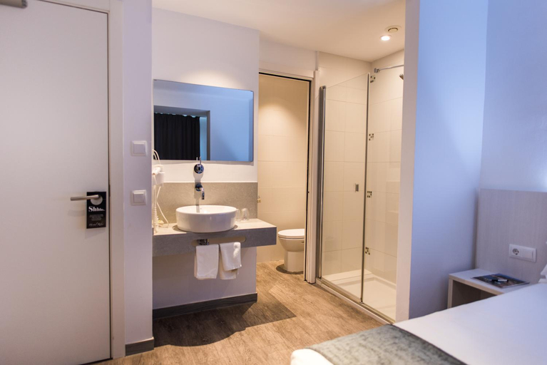 Bathroom 3, Hostal Ribas, Girona