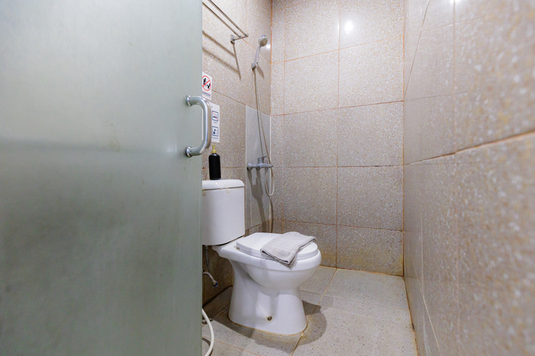 Bathroom 2, RedDoorz Plus Syariah near Museum Lampung, Bandar Lampung