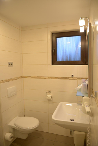 Bathroom, Hotel- Landgasthof Baumhof-Tenne, Main-Spessart