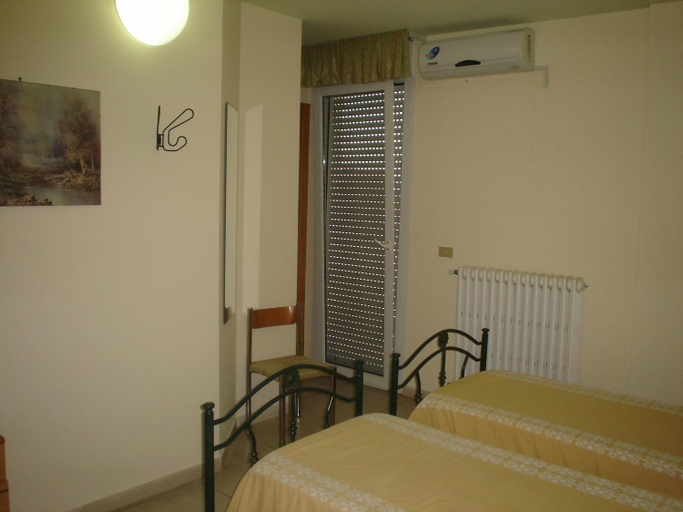 Others 3, Hotel Esperia, Bari