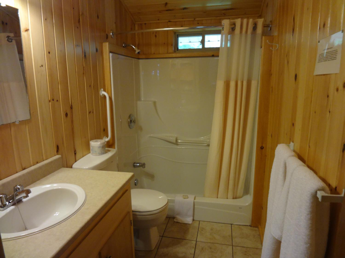 Bathroom 1, Cavendish Maples Cottages, Queens