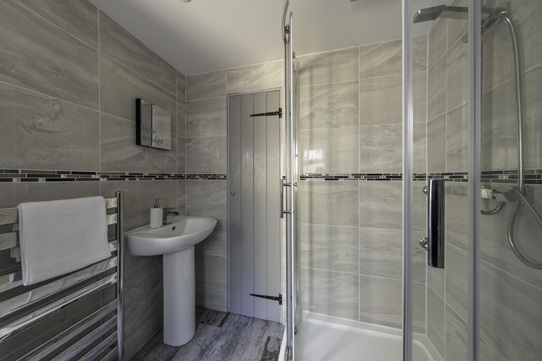Bathroom 4, Violets Wonderland Cottage, Conwy