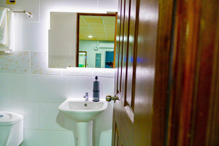 Bathroom 3, Hotel Five Stars sv, Berlín