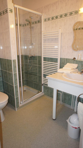 Bathroom, Auberge De Raulhac, Cantal