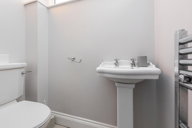 Bathroom 2, Chrystal Palace Stays with free parking Lambeth, London