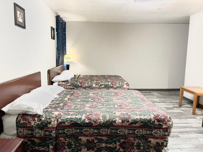 Bedroom 2, Azure Sky Motel, Bourbon
