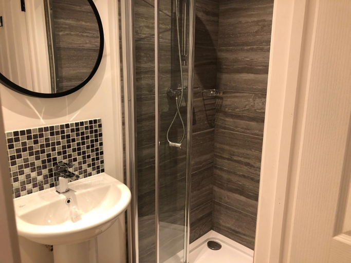 Bathroom 3, Kings Hotel, Suffolk