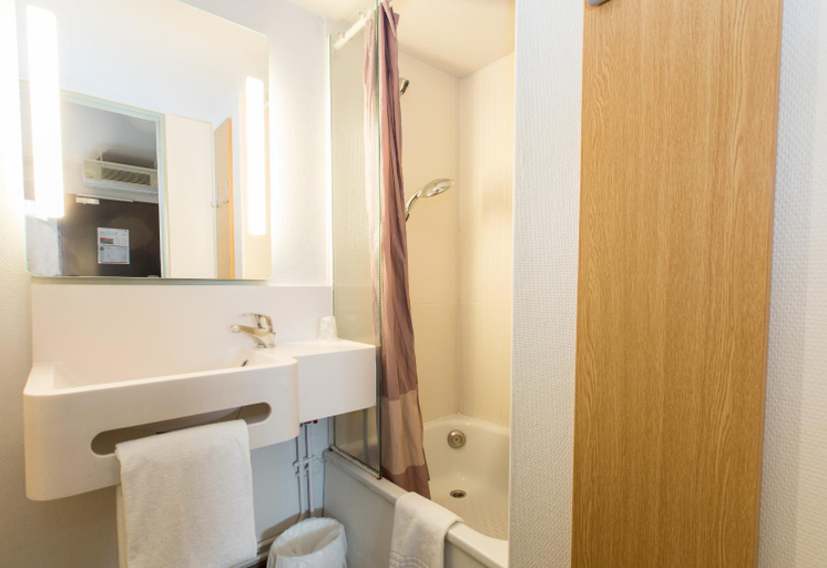 Bathroom 4, B&B Hotel Rennes Nord St Gregoire, Ille-et-Vilaine