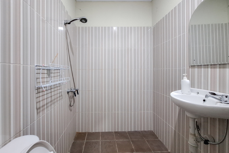 Bathroom 3, Urbanview Syariah Sweet Home Cikarang, Cikarang