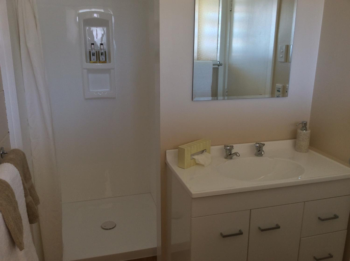 Bathroom 3, AAA Marlin Motel, Marlborough