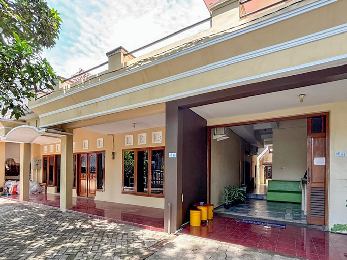 Exterior & Views, Tini's Guest House Malang Mitra RedDoorz, Malang