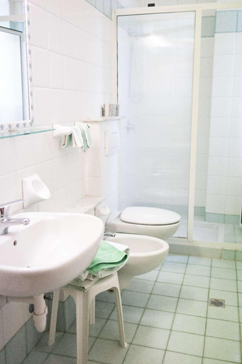 Bathroom 4, Hotel Royal Terme, Napoli