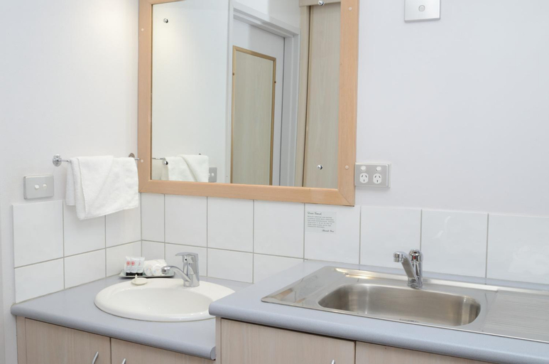 Bathroom 10