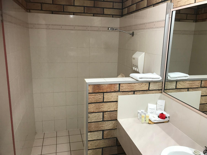 Bathroom, Miles Outback Motel, Murilla
