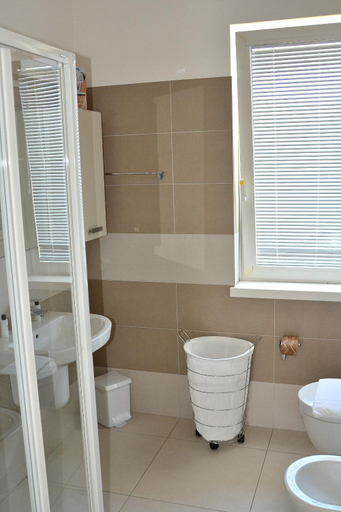 Bathroom 3, Ca Gardesana With Pool, Verona