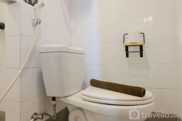 Bathroom 3, Studio + LivingRoom Jarrdin Cihampelas By Travelio, Bandung