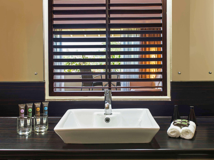 Bathroom 5, Novotel Nadi, Ba