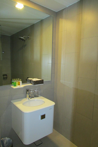 Bathroom 16