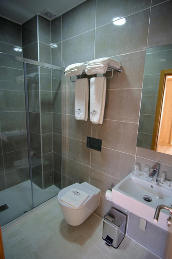 Bathroom 3, Hotel Os Poetas, Ponte da Barca