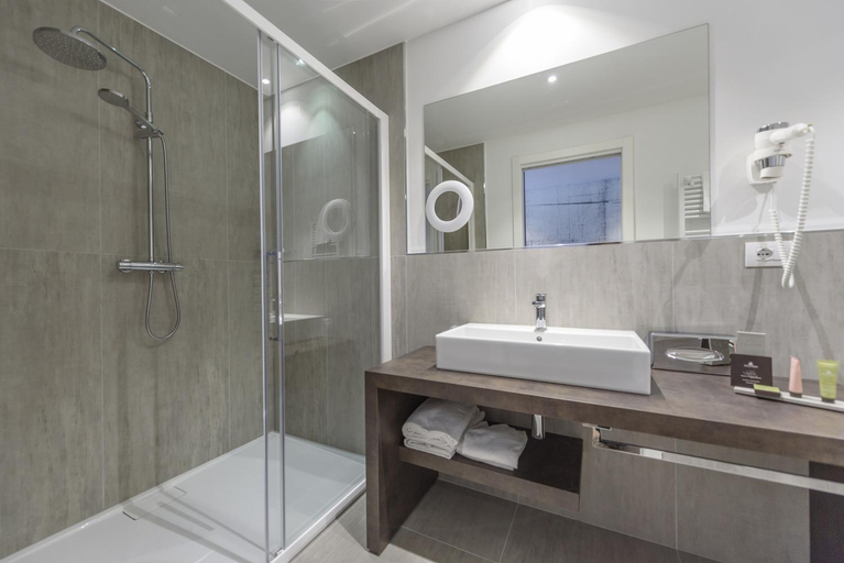 Bathroom 5, Bella Hotel & Restaurant with private dock for mooring boats, Brescia