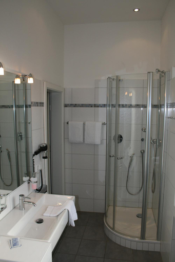 Bathroom 4, Weinhotel Romerbad, Lippe
