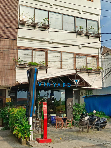 Exterior & Views