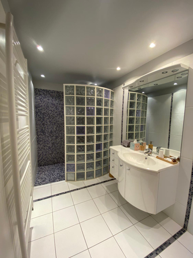 Bathroom 1, La Ferme de Fontenelle, Seine-et-Marne
