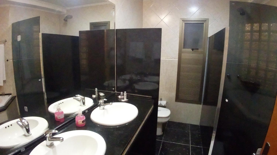 Bathroom 4, Hotel Presidente, Uruguaiana