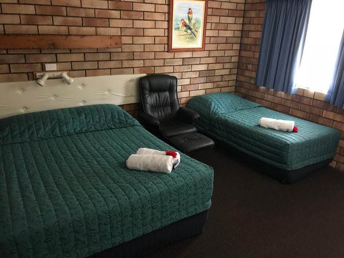 Bedroom 3, Miles Outback Motel, Murilla