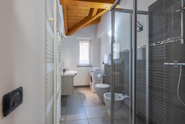 Bathroom 2, In Piazzetta holiday apartments, Barolo, Cuneo