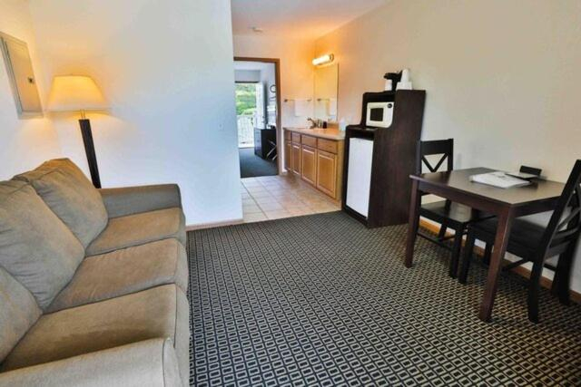 Others 3, Nader's Motel & Suites, Mason