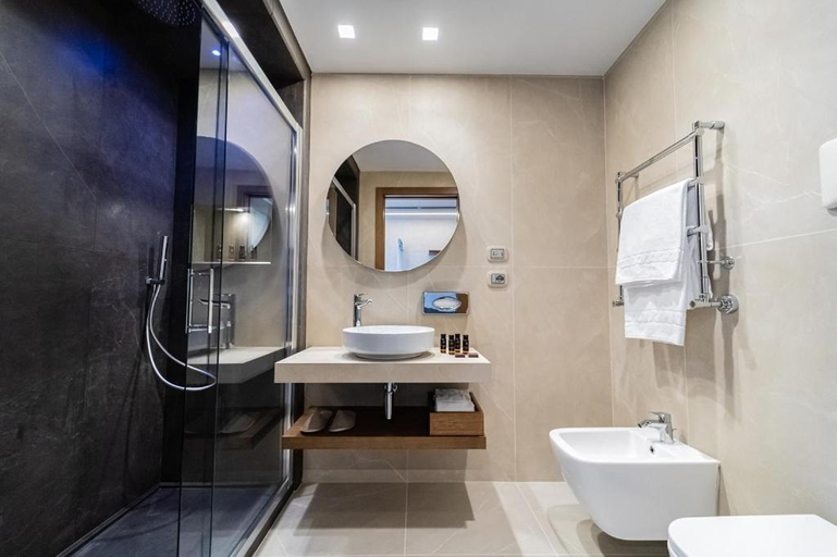 Bathroom 5, Liola, Frosinone