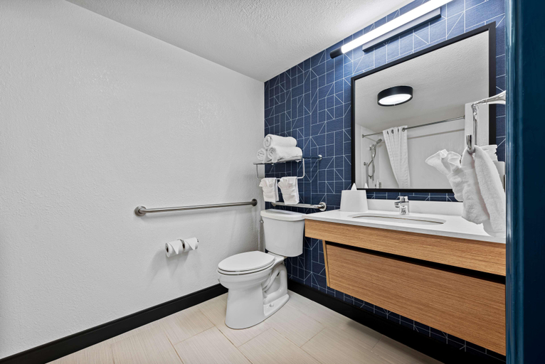 Bathroom 18