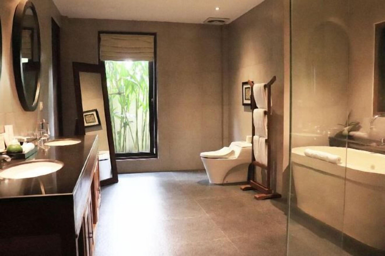 Bathroom 22