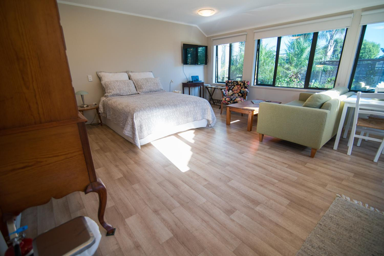 Others 5, Terry and Cindy's Bed and Breakfast, Waitakere