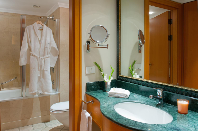 Bathroom 2, Aria