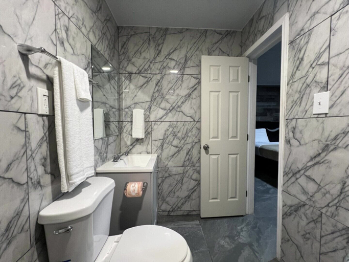 Bathroom 3, BEVERLY MOTEL, Mobile
