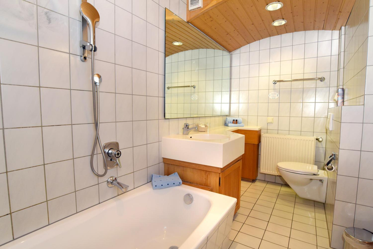 Bathroom 3, Krone - Hotel Garni, Roth