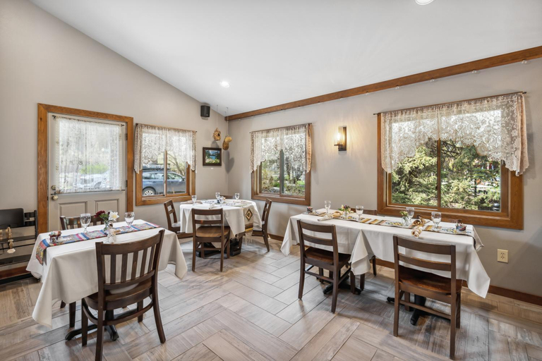 Food & Drinks 5, Good Medicine Lodge, Flathead