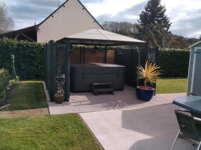 Hot tub, 6bis rue de la boussaquiere st broladre, Ille-et-Vilaine